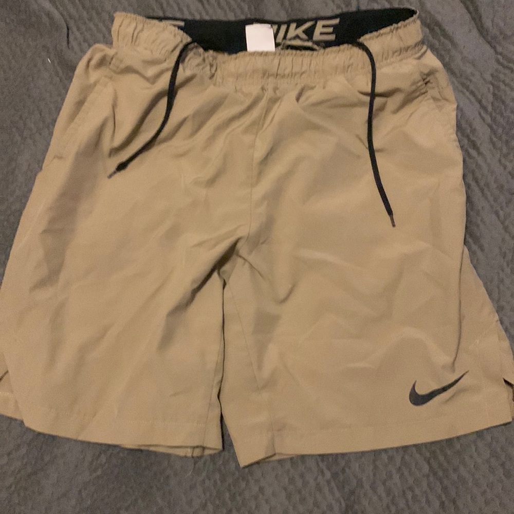 Men’s athletic Khaki colored nike shorts